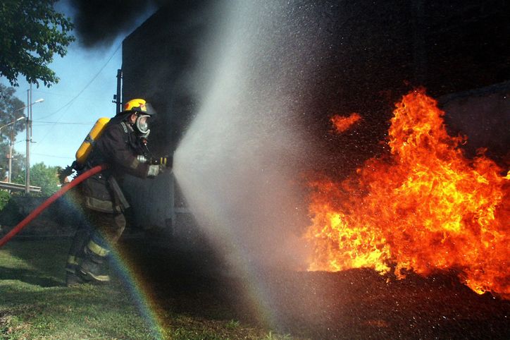 strażak gaszący pożar